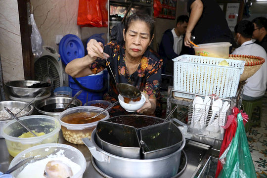Xôi chè Hà Nội: Nốt trầm níu giữ nhịp thời gian