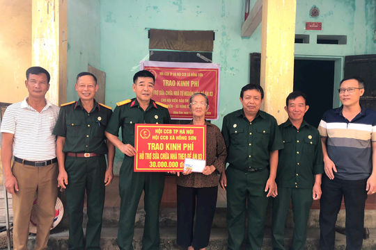 Hội Cựu chiến binh xã Hồng Sơn trao 30 triệu đồng hỗ trợ hội viên sửa chữa nhà