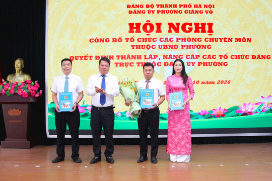 Phường Giảng Võ công bố các quyết định về công tác cán bộ tại 5 phòng chuyên môn
