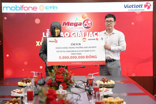 Người chơi nữ trúng thưởng lớn nhất của Vietlott trao tặng 5 tỷ đồng để làm an sinh xã hội