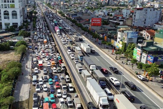 Vành đai 3 quá tải, CSGT Hà Nội khuyến cáo người dân di chuyển an toàn