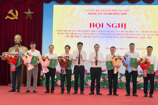 Xã Hương Sơn kiện toàn tổ chức Đảng, công bố các quyết định về công tác cán bộ