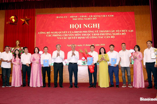 Phường Nghĩa Đô công bố quyết định thành lập, tổ chức lại các phòng chuyên môn