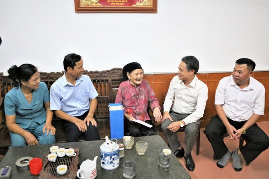 Hội Người cao tuổi Hà Nội tặng quà người cao tuổi khó khăn tại xã Phú Cát