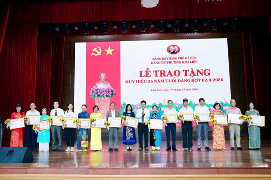 Phường Kim Liên trao Huy hiệu Đảng tặng 488 đảng viên
