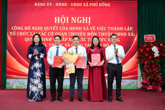 Xã Phù Đổng công bố các quyết định về công tác cán bộ tại 5 phòng chuyên môn