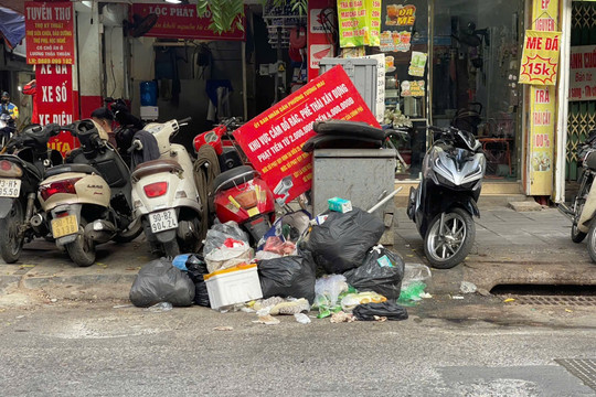 Rác thải bủa vây bốt điện trên đường Hoàng Mai