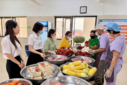 Kiểm tra đột xuất công tác bảo đảm an toàn thực phẩm trường học tại phường Phúc Lợi