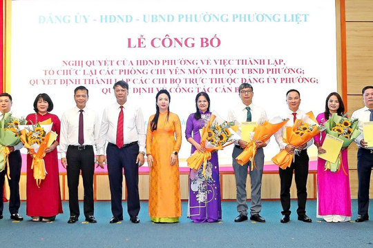 Phường Phương Liệt công bố quyết định thành lập 5 phòng chuyên môn và 12 chi bộ