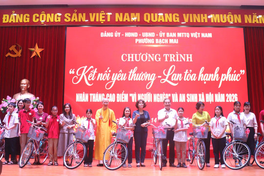 Phường Bạch Mai tiếp nhận hơn 800 triệu đồng ủng hộ người nghèo