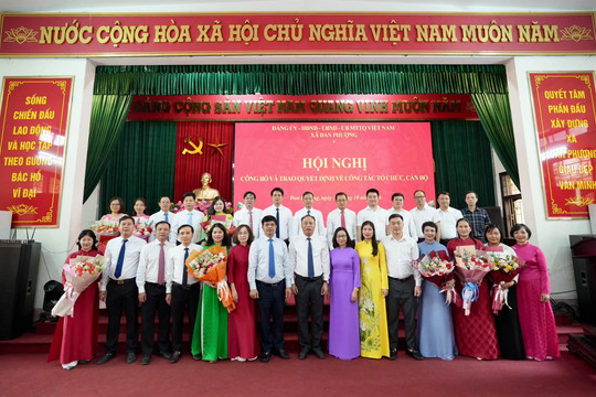 Xã Đan Phượng công bố, trao các quyết định về công tác tổ chức, cán bộ