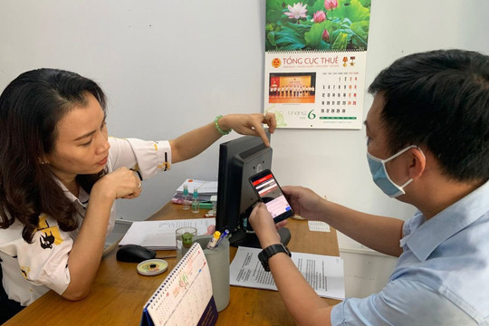 Hà Nội hỗ trợ người dân tra cứu, nộp thuế đất qua eTax Mobile