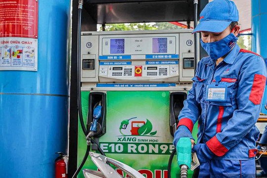 Petrolimex giảm thêm 300 đồng/lít xăng, dầu so với giá điều hành