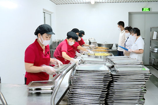 Xây dựng tiêu chí chuẩn hóa việc tổ chức bữa ăn học đường