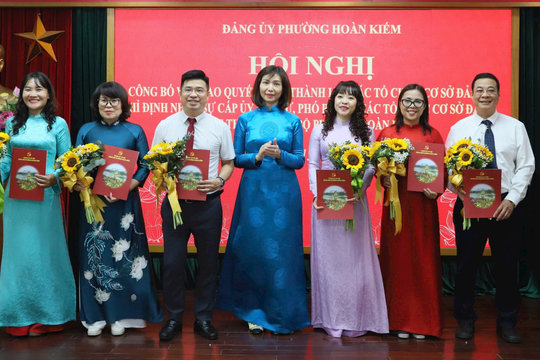 Phường Hoàn Kiếm trao quyết định thành lập các tổ chức cơ sở đảng