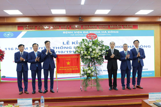 Bệnh viện Đa khoa Hà Đông đón nhận Cờ thi đua của Chính phủ