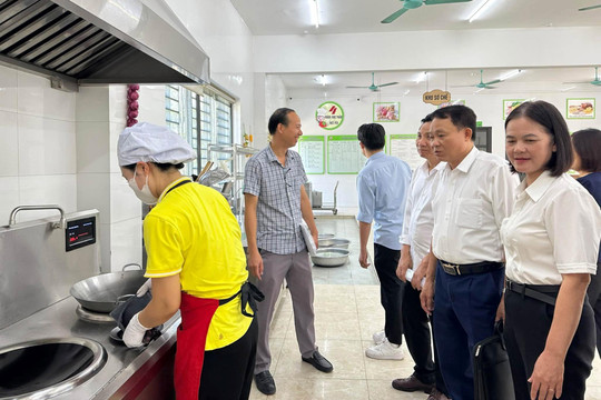 Xã Đan Phượng giám sát công tác tổ chức bữa ăn bán trú tại trường học