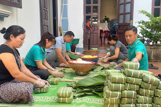 Giữ lửa nghề gói bánh chưng giữa nhịp sống hiện đại