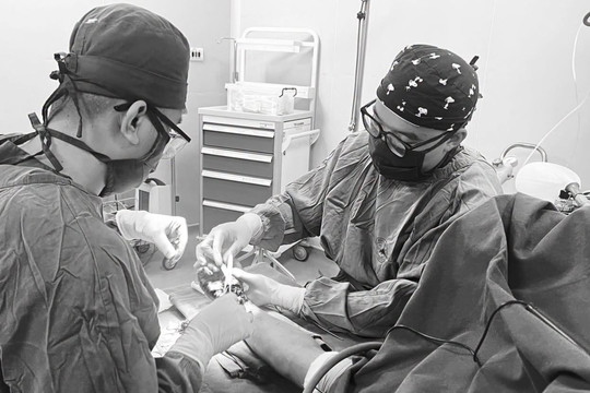 Kính vỡ cứa gần đứt lìa bàn tay chàng trai 24 tuổi