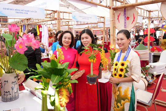 Nữ nghệ nhân làng nghề với phát triển công nghiệp văn hóa Thủ đô