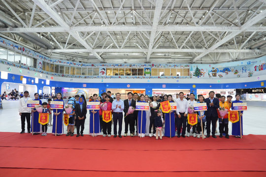 Hơn 100 vận động viên tranh tài, trượt băng trẻ lập dấu mốc mới