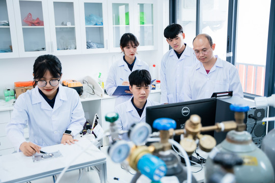 Hà Nội quy định hỗ trợ nghiên cứu sinh giải bài toán lớn của thành phố