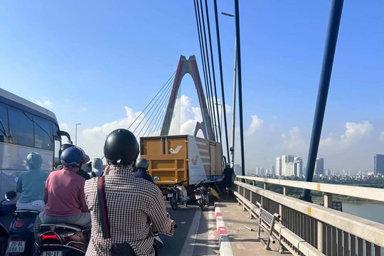 Xe thư báo lao qua dải phân cách gây ùn tắc trên cầu Nhật Tân