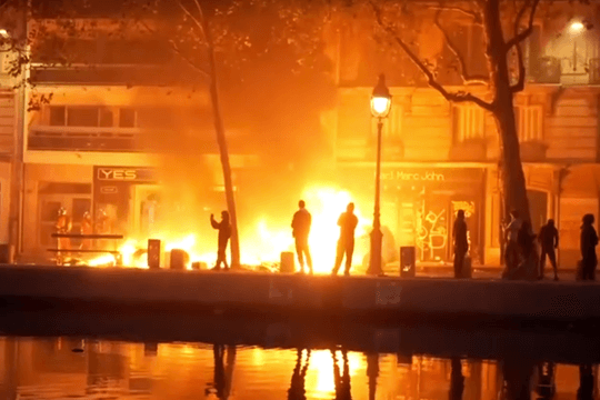 Tổng thống Macron kêu gọi đối thoại sau làn sóng bạo lực tại Pháp
