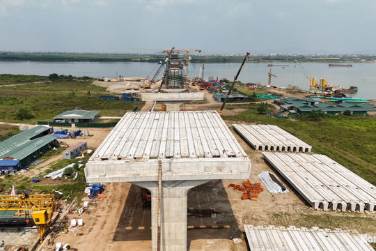 Toàn cảnh lắp ghép những phiến dầm ngang đầu tiên cầu Hồng Hà