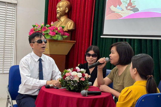 Bàn tay phụ nữ khiếm thị thắp sáng những mái ấm tin yêu