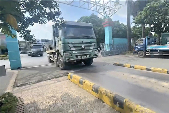 Phường Sơn Tây: Lực lượng chức năng kiểm soát, xử lý xe chở đất gây ô nhiễm môi trường