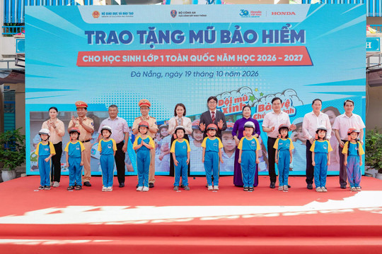Honda Việt Nam tặng mũ bảo hiểm cho học sinh lớp 1 khu vực miền Trung
