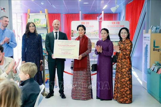 Phu nhân Tổng Bí thư, Chủ tịch nước trao tặng “Tủ sách Việt Nam” cho thư viện Đan Mạch