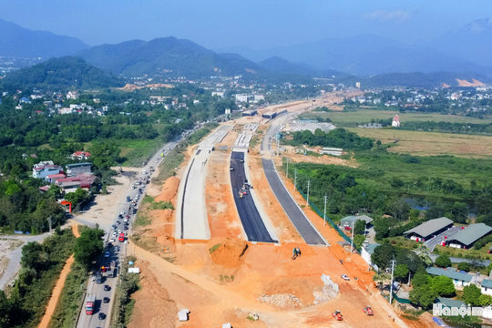 Tuyến đường 5.200 tỷ đồng nối mạch giao thương Hà Nội với các tỉnh Tây Bắc trên chặng nước rút