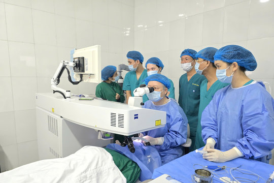 Hà Nội: Những bệnh nhân đầu tiên được hỗ trợ chi phí phẫu thuật tật khúc xạ