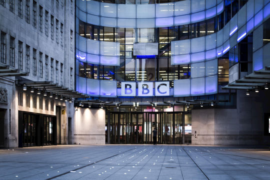BBC đóng cửa hai kênh truyền hình, cắt giảm hàng nghìn việc làm