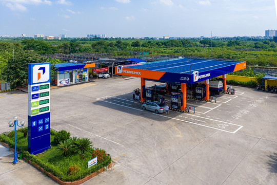 Giá xăng E10RON95-III giảm hơn 1.800 đồng/lít