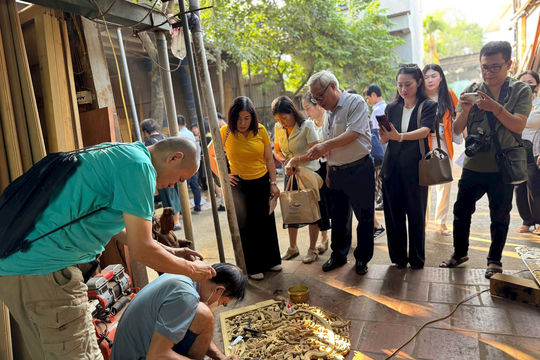 Khám phá làng nghề thủ công chuyên “dát vàng” trên gỗ tại Hà Nội