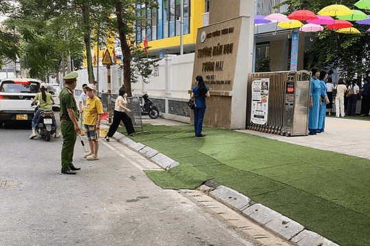 Mạnh tay xử lý tình trạng ô tô “vây” cổng trường, lấn chiếm ngõ ngách