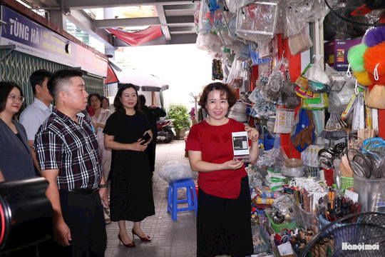 Chợ truyền thống trong cuộc đua chuyển đổi số: Làm gì để không mất khách?