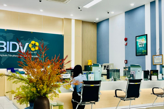 Lãi suất huy động ngân hàng: Niêm yết một đằng, chào tại quầy một nẻo