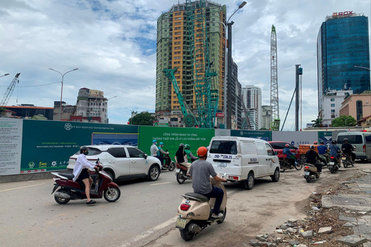 Phân luồng từ xa phục vụ thi công cầu vượt nút giao Nguyễn Chí Thanh