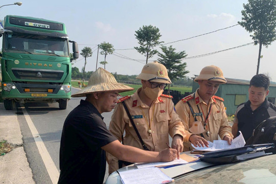 Cảnh sát giao thông Hà Nội xử phạt nhiều tài xế làm rơi vãi chất thải