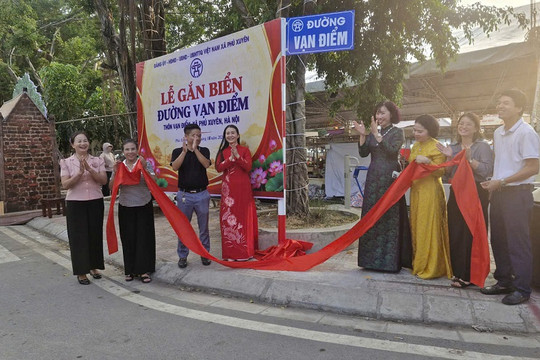 Phú Xuyên: Gắn biển tên đường và ra mắt tuyến phố đảm bảo an toàn thực phẩm