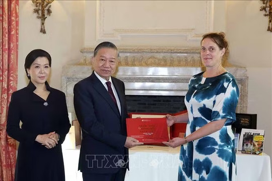 Tổng Bí thư, Chủ tịch nước Tô Lâm thăm và tặng sách cho Thư viện Hoàng gia Bỉ