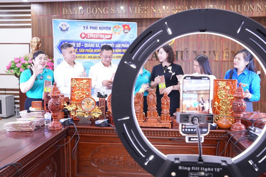 Làng nghề truyền thống thích ứng kỷ nguyên số: Từ khung cửi, xưởng mộc bước lên sóng livestream