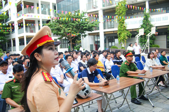 Tuyên truyền, bồi dưỡng kỹ năng lái xe máy an toàn tại phường Tây Hồ