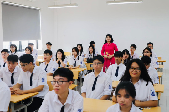 Tăng định mức tiết dạy: Giáo viên lo áp lực công việc gia tăng