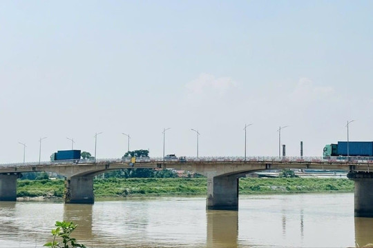 Hơn 2.300 tỷ đồng đầu tư dự án nâng tĩnh không 6 cầu đường thủy