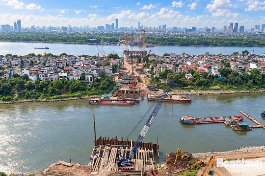 Bảy cầu vượt sông Hồng và những chuyển động trên công trường